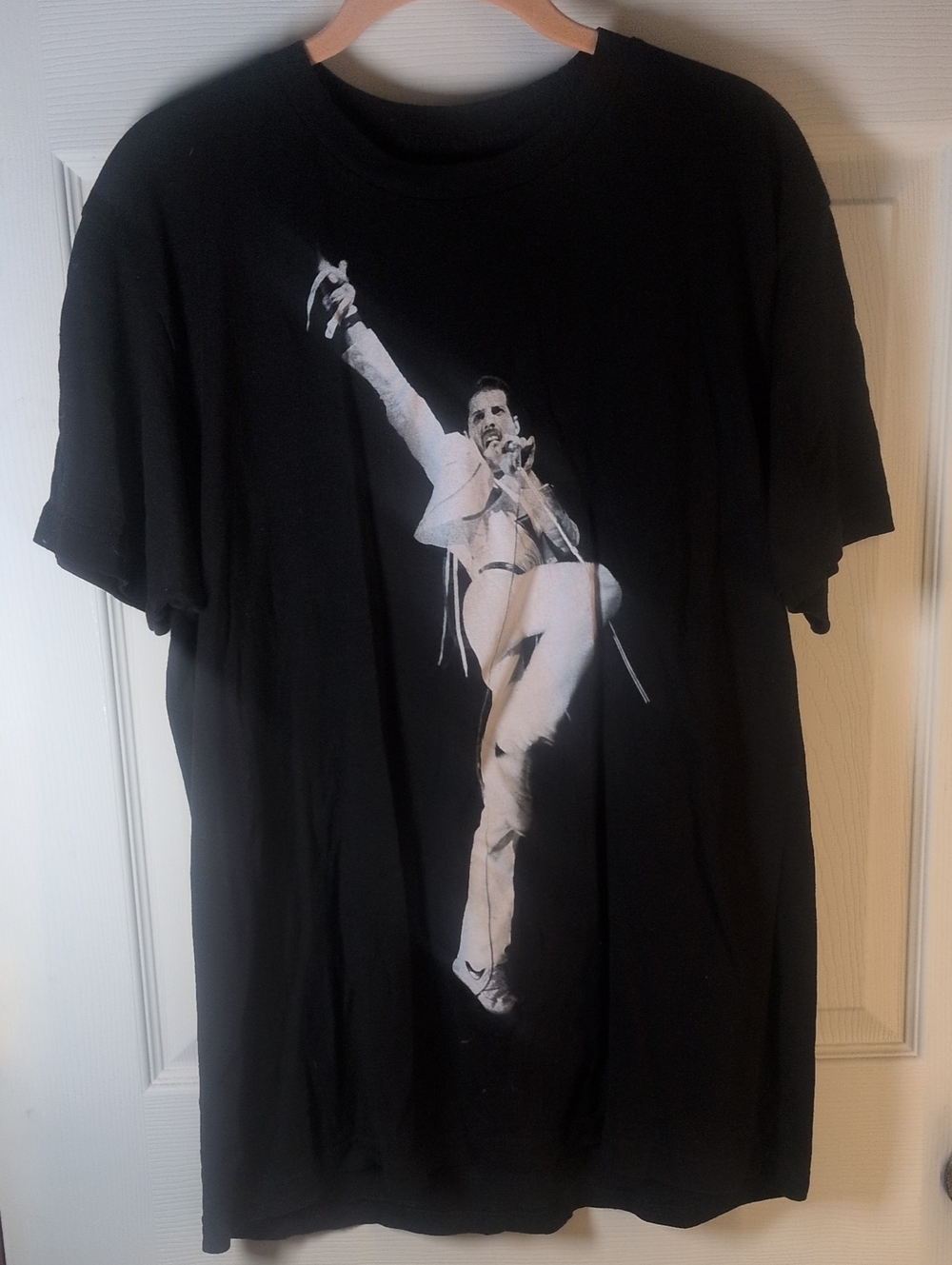 Freddie Mercury Posing, Black Tee-shirt